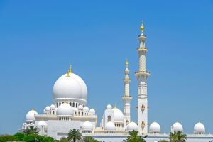 The Sheikh Zayed Grand Mosque in Abu Dhabi, best spot in dubai holiday deals